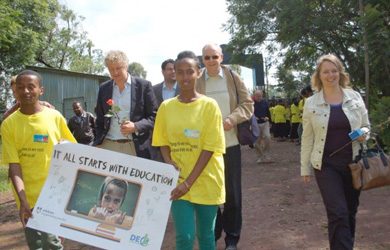Tweede Kamerleden spreken scholieren in Ethiopië over onderwijs